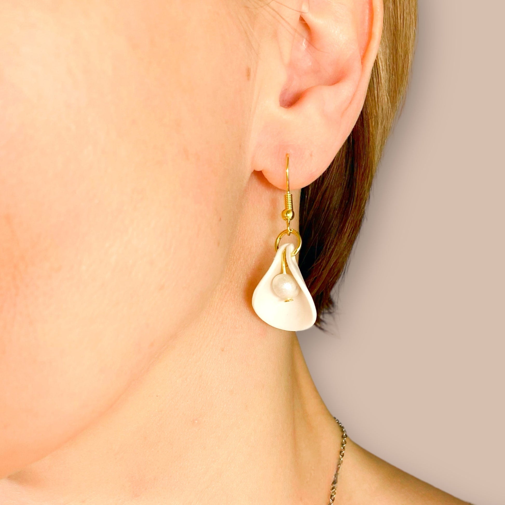 Helmisimpukka-korvakoru - Premium Helmi from UuPa. - Just 26 €! Shop now at UuPa.